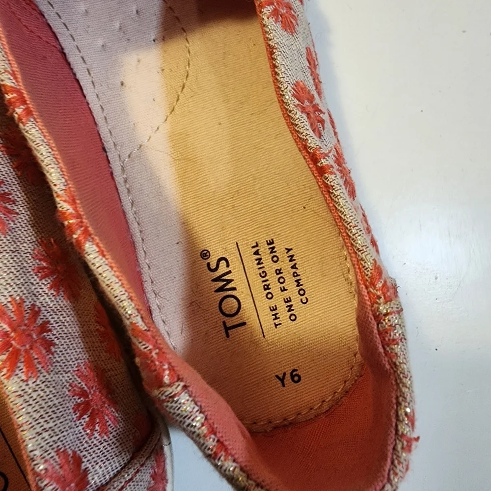 TOMS Floral Embroidered Slip-On Espadrilles Size Y6 Futs 8.5